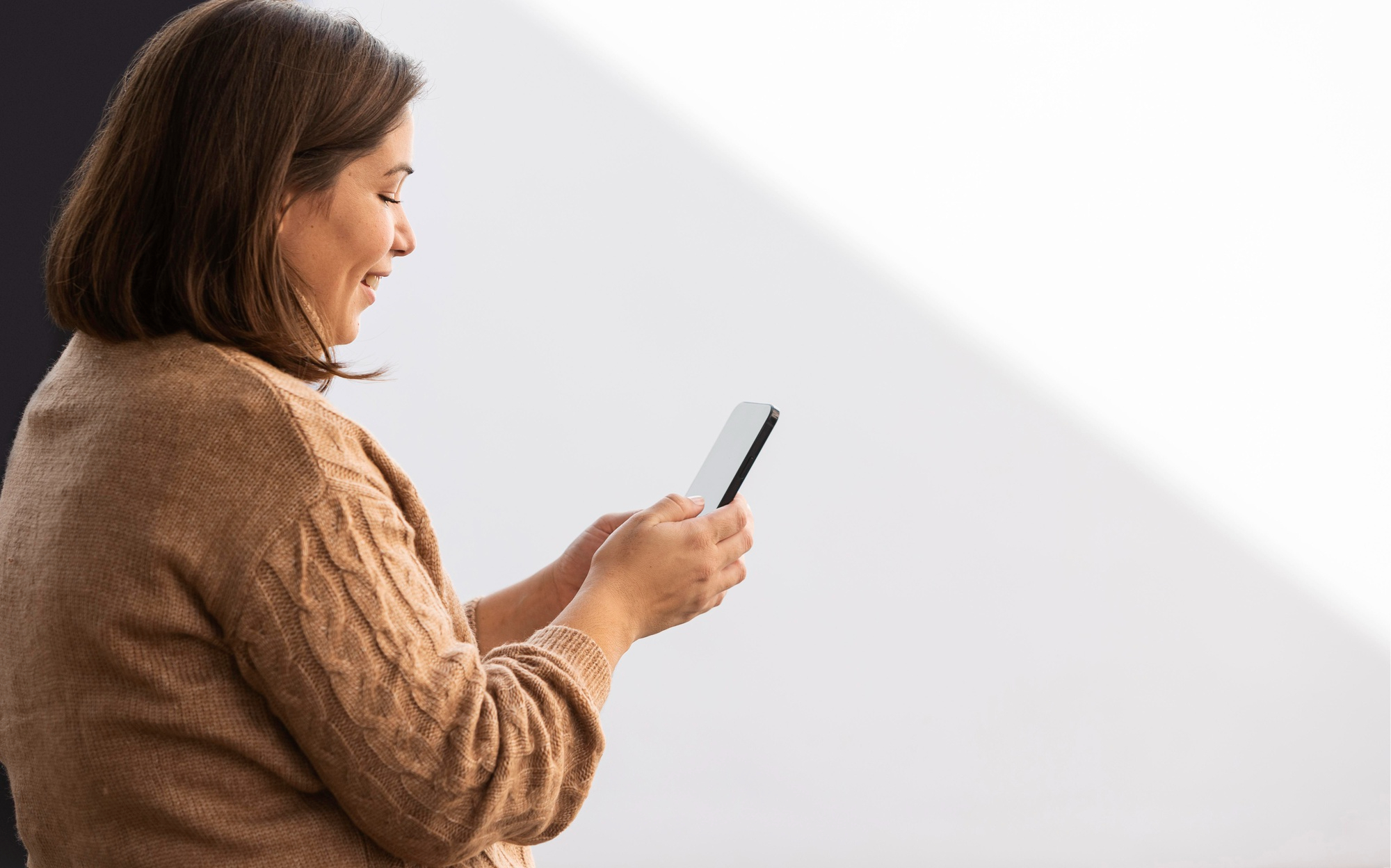 Persona completando formulario